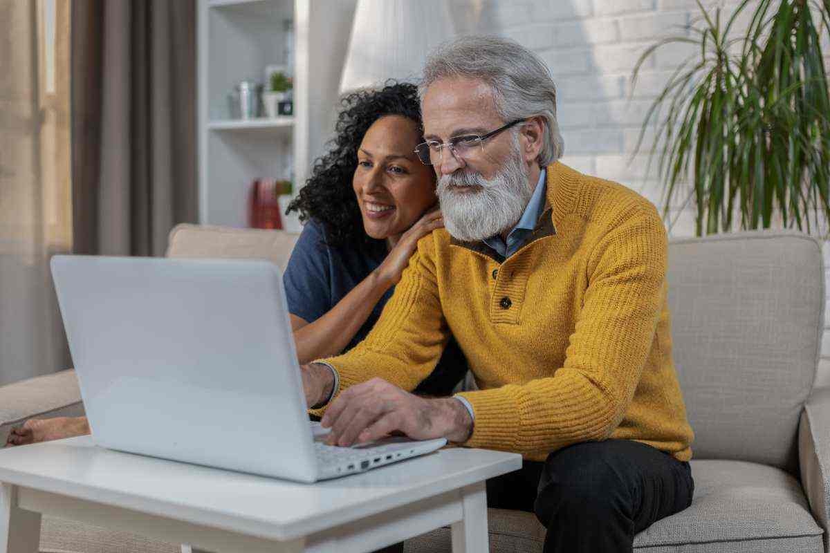 persone che si informano con il computer